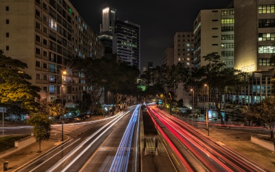 Avenidas noturnas da arquitetura em São Paulo