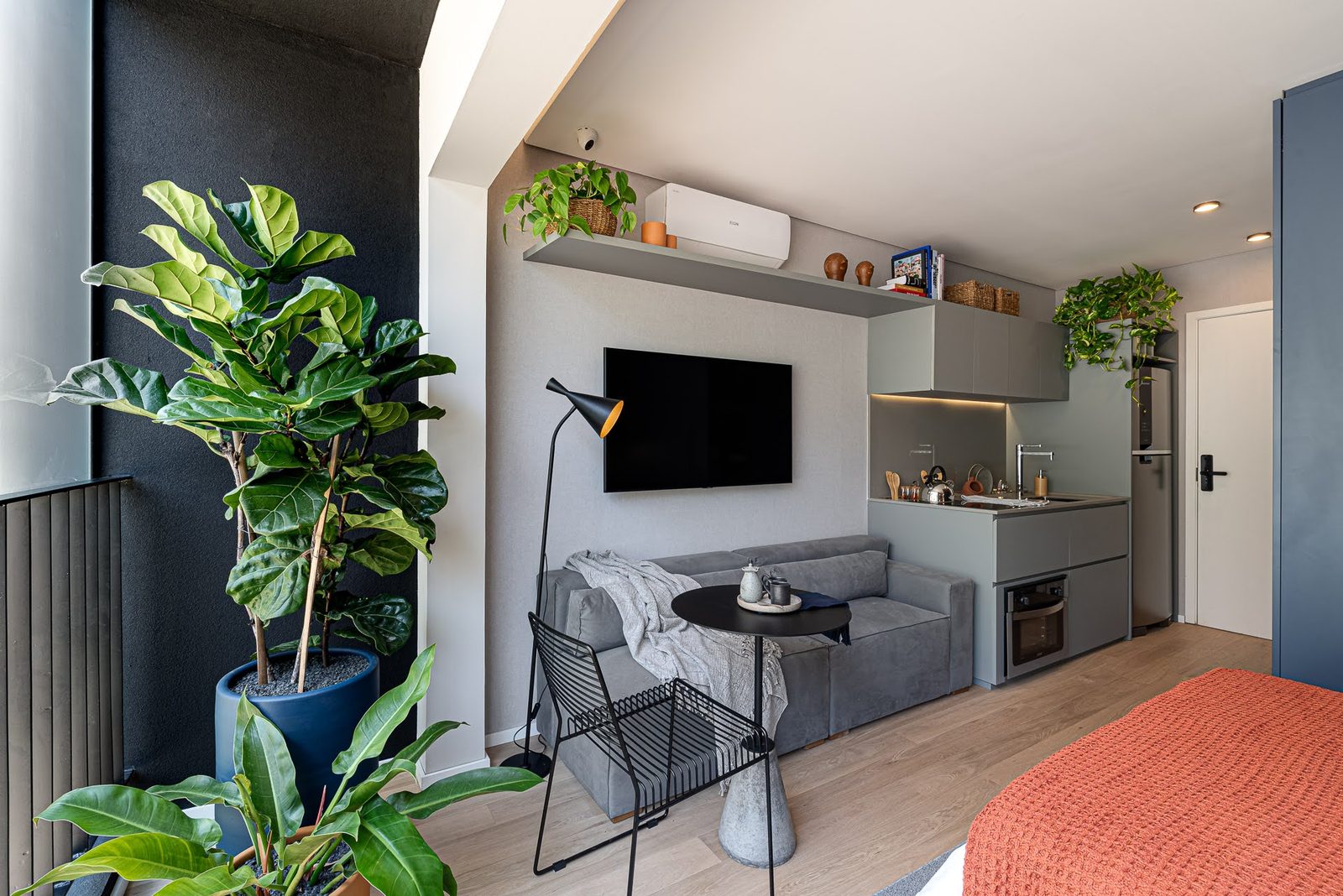 Studio compacto em São Paulo com sala, cozinha, dormitório e varanda integrados