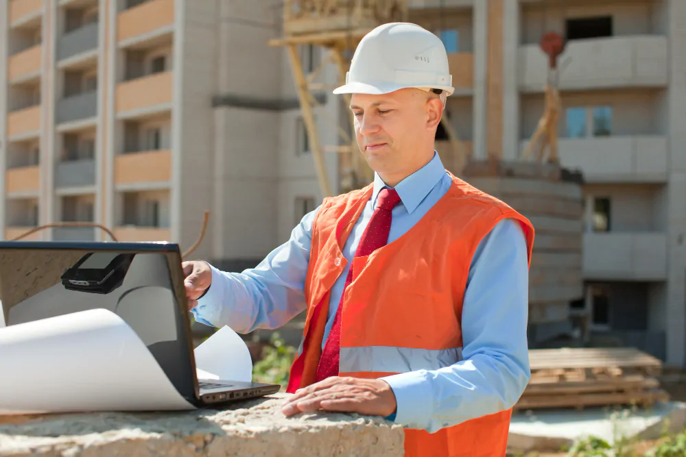 engenheiro usando tecnologia na construção civil