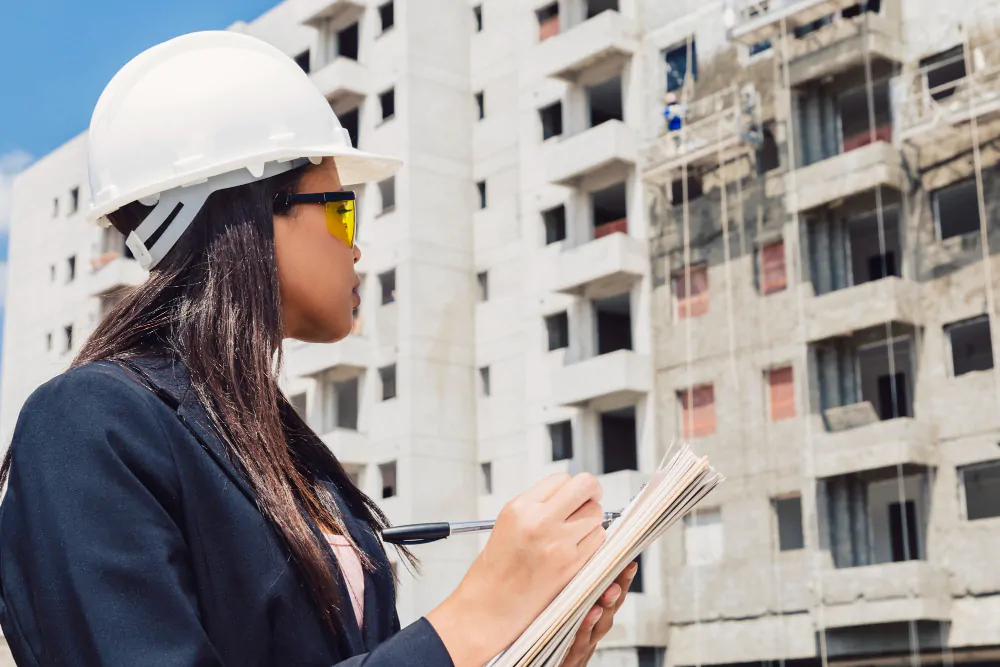 engenheira trabalhando na área de construção civil