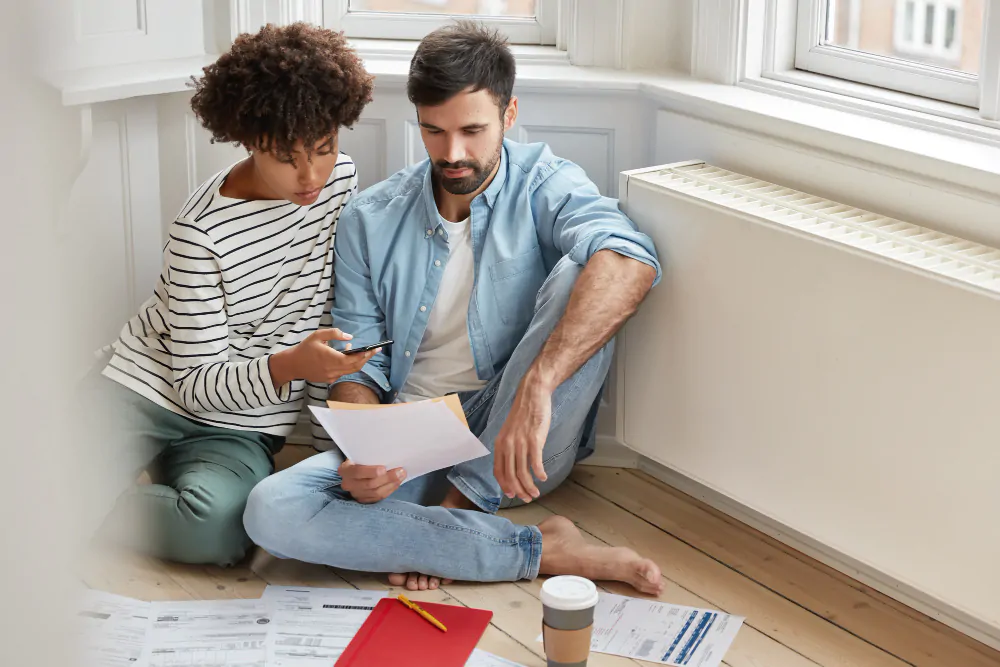 Casal decidindo se vale a pena comprar um ap na planta