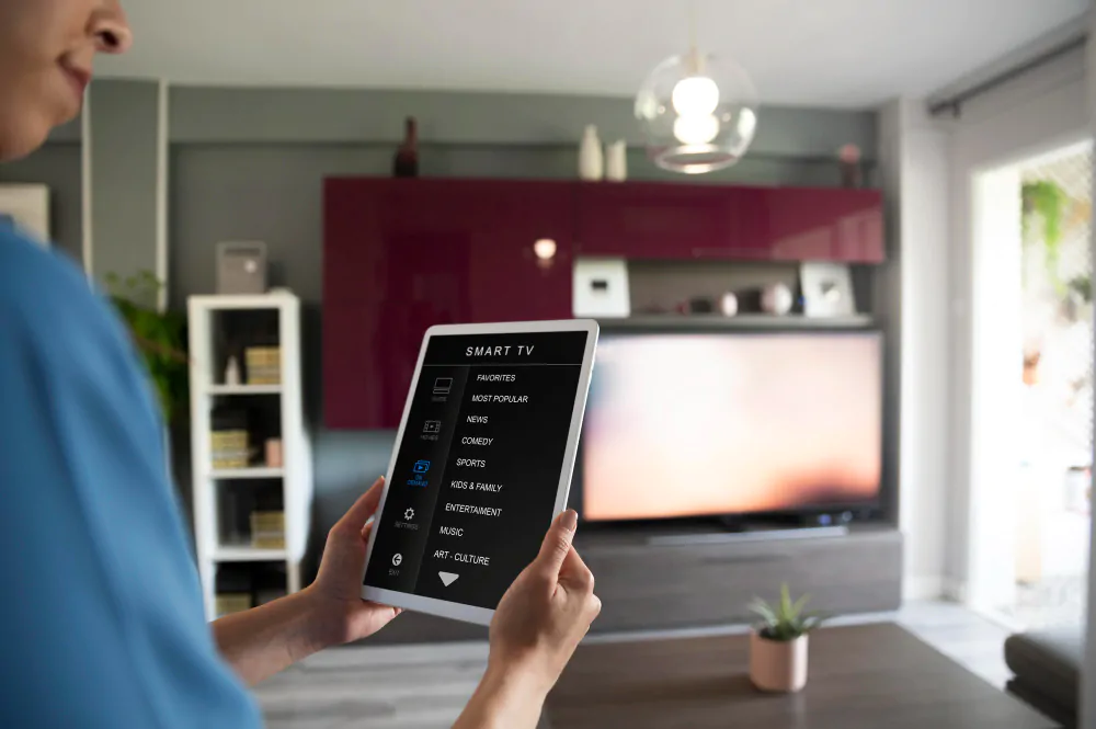 homem mexendo em sua casa inteligente pelo tablet