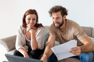 casal pesquisando como financiar um imóvel