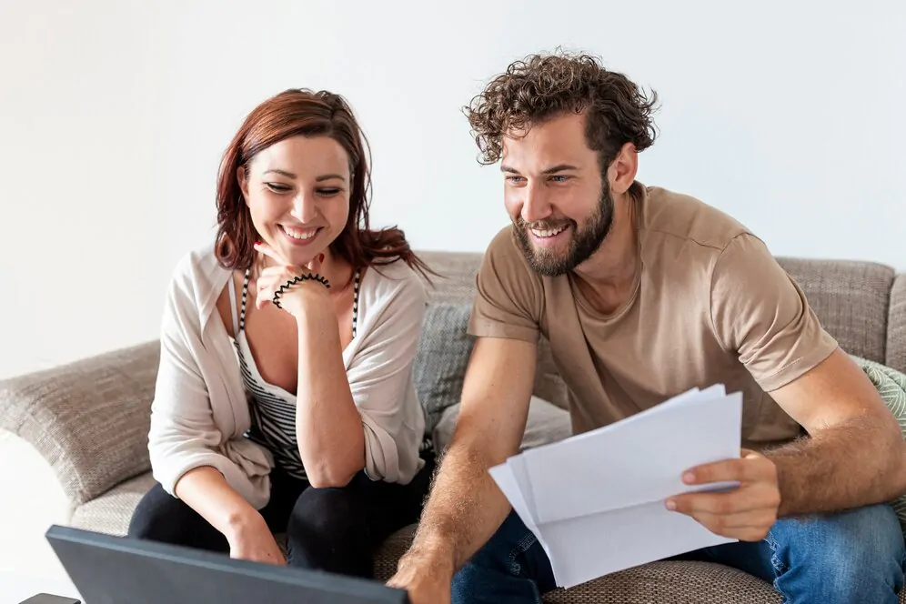 casal pesquisando como financiar um imóvel