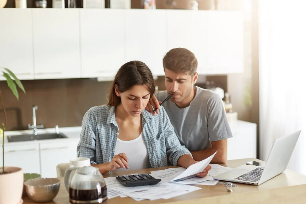 casal pesquisando sobre imposto sobre compra de imóvel