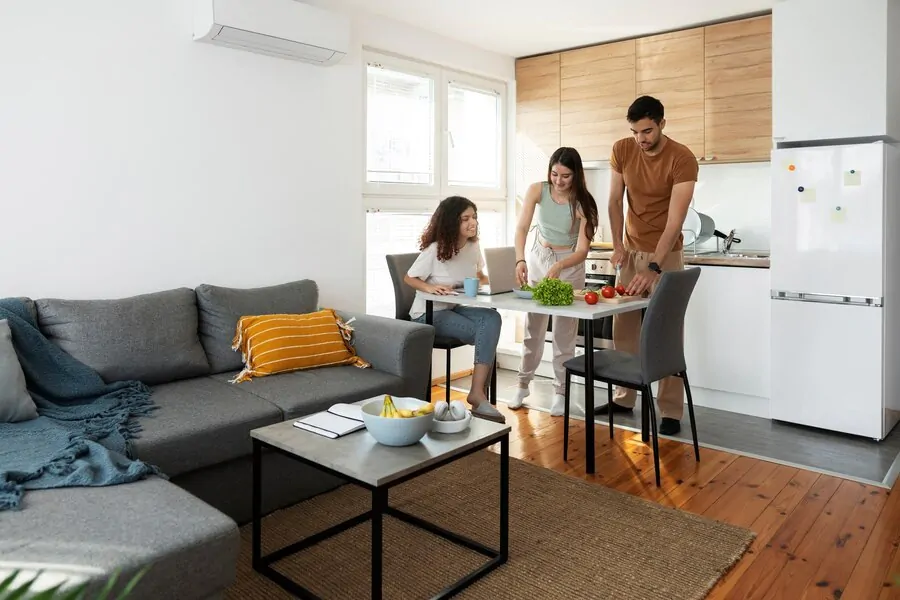 Família de pessoas em um apartamento representando a diferença entre apartamento e studio