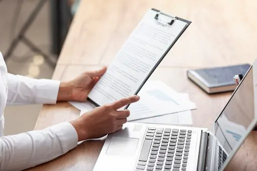 pessoa analisando sobre direito imobiliário