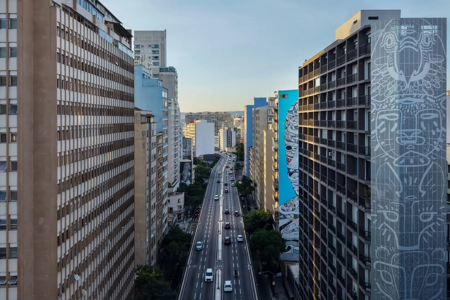 Vista aérea do Elevado Presidente João Goulart e do bairro República, no Centro de São Paulo, ao fim da tarde