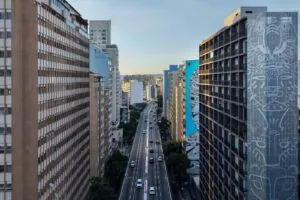 Vista aérea do Elevado Presidente João Goulart e do bairro República, no Centro de São Paulo, ao fim da tarde