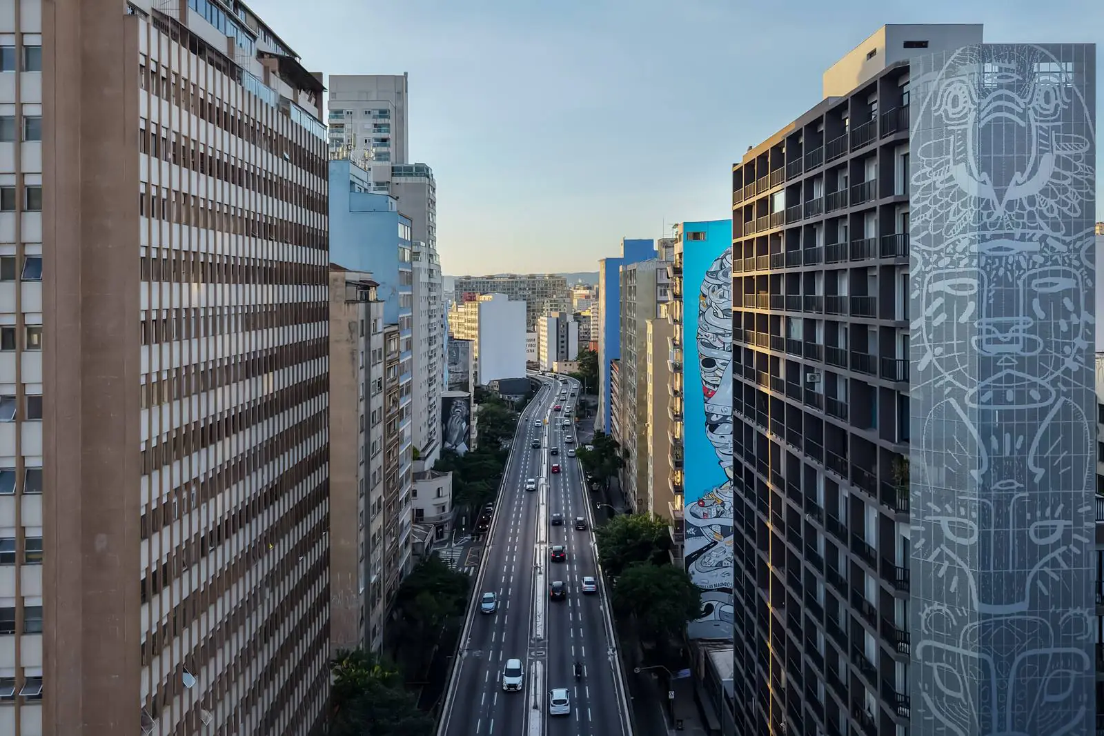 Vista aérea do Elevado Presidente João Goulart e do bairro República, no Centro de São Paulo, ao fim da tarde