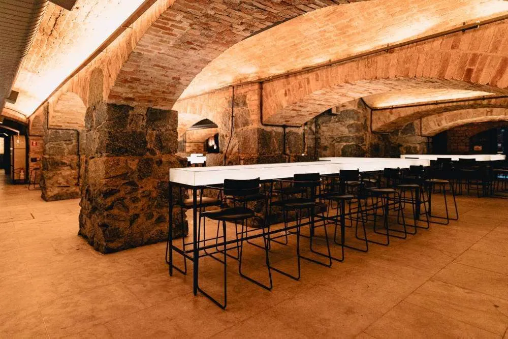 Salão dos Arcos, bar no subsolo do Theatro Municipal de São Paulo, com arcos de tijolos e balcões iluminados